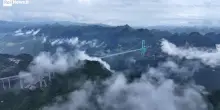 Cina, Il ponte più alto del mondo supera il test di carico: il video dal Grand Canyon di Huajiang