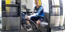 Chris Froome travolto da un'auto durante un allenamento in bici: è in ospedale in gravi condizioni