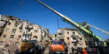 Bombe russe su Kiev, 19 morti inclusi 4 bambini. Colpiti anche uffici Ue e Gb, proteste di Bruxelles