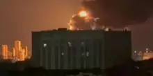 Krasnodar, nel Kuban, attaccata dai droni e la raffineria russa è in fiamme: video