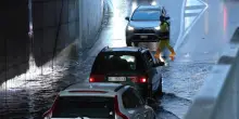 Auto a passo lento per non bloccarsi nel sottopasso allagato nel padovano: video