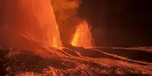 Il vulcano Kilauea torna a dare spettacolo alle Hawaii: fontane di lava alte 100 metri