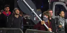 Torino, manifestanti pro Pal assaltano le OGR (Officine Grandi Riparazioni)