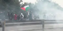 Milano tangenziale: pro-Pal lanciano sassi contro la polizia, che risponde con i lacrimogeni