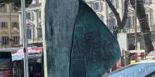 La statua di papa Wojtyla imbrattata durante la manifestazione pro-Palestina. Meloni: "Atto indegno"