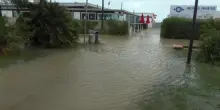 Mareggiata nel ravennate, onde invadono stabilimenti a Lido di Classe
