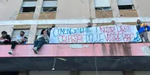 Ex motel Agip di Secondigliano, sgomberati gli occupanti: inquilini sul tetto