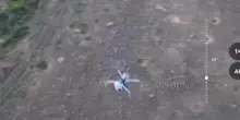 Drone si agita come mosca impazzita poi viene colpito da un altro drone Fpv russo