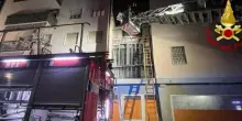 Incendio in una palazzina a Cornaredo, tre morti. Trovate tracce di accelerante