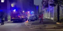 L'incendio in un appartamento nel Milanese: i soccorsi agli sfollati del condominio
