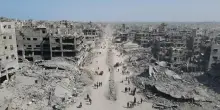 Hamas: "Ostaggi liberi lunedì mattina". Witkoff parla in piazza, fischi per Netanyahu