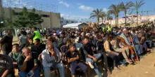 Gaza, la folla attende i detenuti rilasciati da Israele davanti all’ospedale Nasser