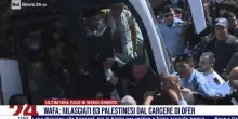 Tregua a Gaza, l'arrivo a Ramallah dei primi autobus con i detenuti palestinesi liberati