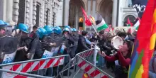 Milano: scontri davanti al Comune dopo il voto per il gemellaggio con Tel Aviv