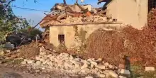 Le macerie del casolare dopo l'esplosione e le bombole di gas recuperate
