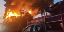 Bangladesh, incendio devasta fabbrica di abbigliamento: un'enorme colonna di fumo oscura il cielo
