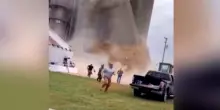 Crolla un silos in Illinois: le immagini del momento in cui la struttura si spezza