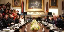 Trump gela Zelensky, "la guerra finisca senza Tomahawk". Media, "incontro teso"