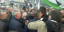 Manifestanti pro-Palestina e polizia si confrontano duramente in piazza del Plebiscito a Napoli