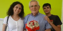 A 81 anni torna a scuola e si iscrive alle superiori. Nonno Vincenzo: "Un dono inaspettato"