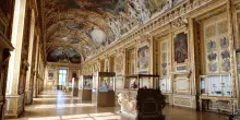 Galerie d’Apollon al Louvre, gli affreschi e i preziosi gioielli nelle teche