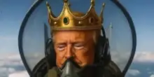Il controverso video di Trump con la corona da re: sparge liquami sui manifestanti "No Kings"
