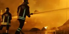 Napoli, vasto incendio a Ponticelli. Il Comune: "Chiudete le finestre"
