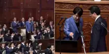 Il momento dell'elezione di Sanae Takaichi, prima donna premier in Giappone