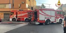 Roma, fiamme in un appartamento: morta una donna di 91 anni, gravissima la figlia