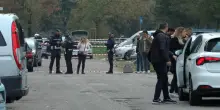 Donna accoltellata in strada a Milano, la Polizia transenna la zona