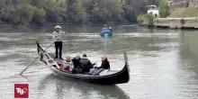 Due gondole veneziane sul Tevere a Roma in occasione del Giubileo, la prima volta nella storia