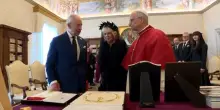 Re Carlo in Vaticano, l'incontro con Papa Leone XIV e lo scambio di doni in Biblioteca