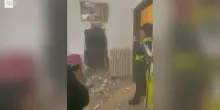Bologna, i video degli scontri e degli sfratti con il muro sfondato tra gli appartamenti
