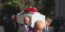 Funerali Pamela Genini, la bara esce dalla chiesa. Prima è stata intonata "Nothing compares 2 you"