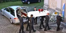 Pamela Genini, i funerali a Strozza. Gli amici: "Era piena di vita". L'omelia: "Solo l'amore resta"