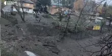 Il vasto cratere dopo l'esplosione dell'ordigno russo nel quartiere Darnytskyi di Kiev