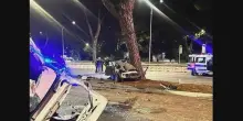 Auto completamente accartocciata, rottami ovunque: la scena del terribile incidente stradale a Roma