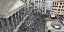 Roma, cade dal muro perimetrale del Pantheon: muore turista giapponese di 70 anni