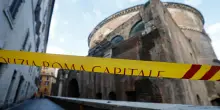 Cade dal muro del Pantheon, muore turista giapponese