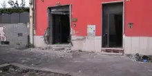 Incidente sulla Tuscolana, si ribaltano con l'auto e finiscono contro un B&B: 5 feriti