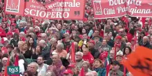 Cgil in piazza a Roma contro la Manovra. Landini: "Chi demonizza piazze ha paura della democrazia"