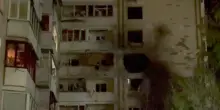 Palazzi anneriti e finestre divelte dopo il raid di droni su Kiev
