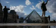 Museo del Louvre, fermati due sospettati per il furto dei gioielli della corona francese