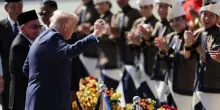 Trump in Malesia: balla e sventola le bandiere all’arrivo all’aeroporto di Kuala Lumpur