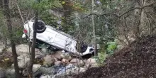 L'auto precipita nella scarpata per 10 metri, mentre andavano a una festa di laurea
