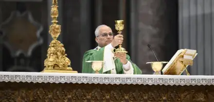 Il Papa: "La Chiesa è ospitale, stop a clericalismi e logiche di potere"