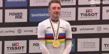 Ciclismo. "The Last Dance" per Elia Viviani: la premiazione con il mantello