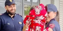 Bimba di 14 mesi sta male nel traffico. Poliziotti scortano papà in ospedale. Meloni: "Eroi!"