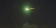 Drone che sembra una cometa si infrange sulla regione di Mosca: video della scia luminosa