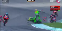 Moto 3 Sepang, l'attimo un cui Dettwiler viene urtato e rotola sull'asfalto